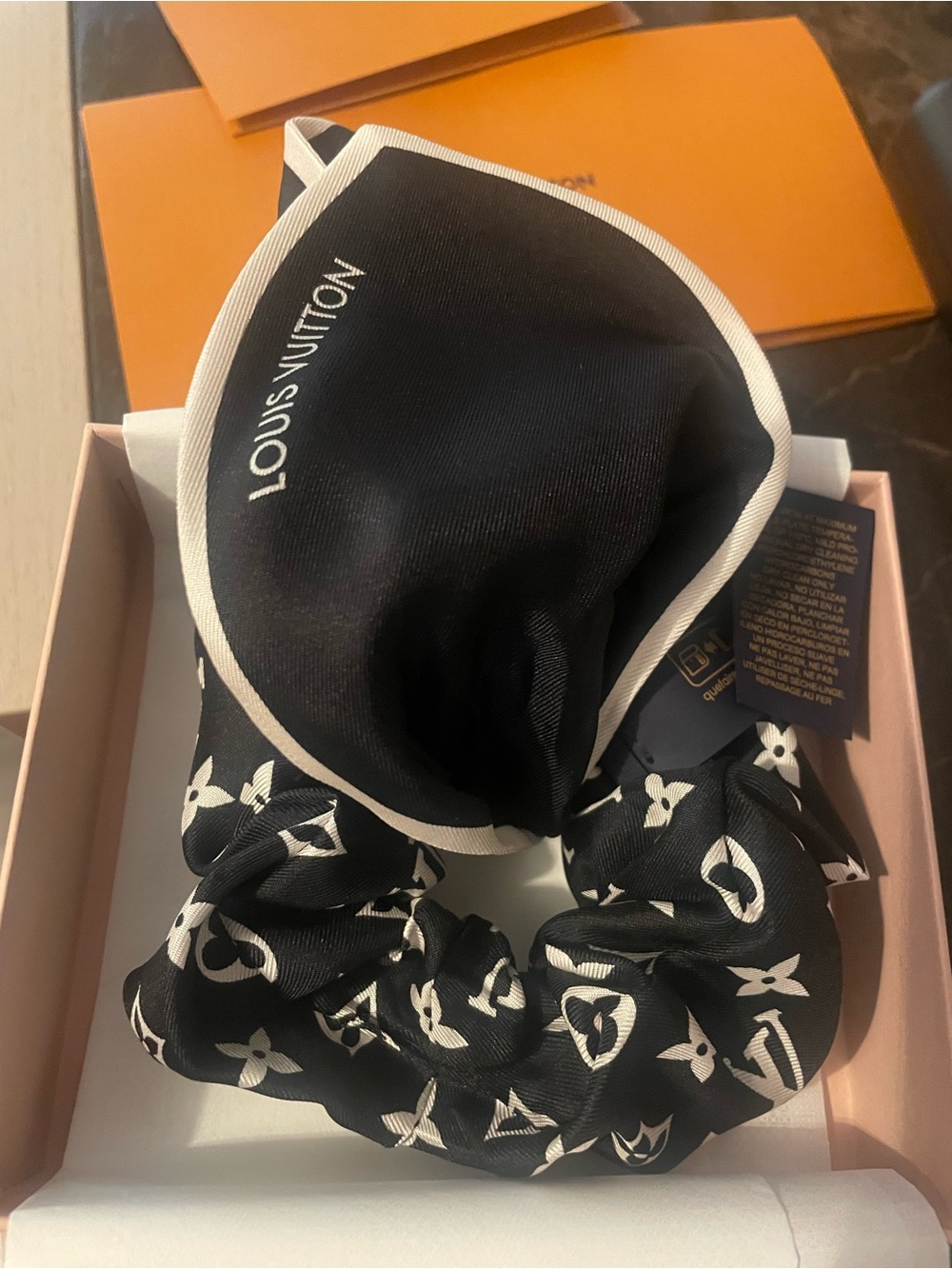 Louis Vuitton Monogram Silhouette Scrunchie new with receipts
M97250 - Picture 1 of 13